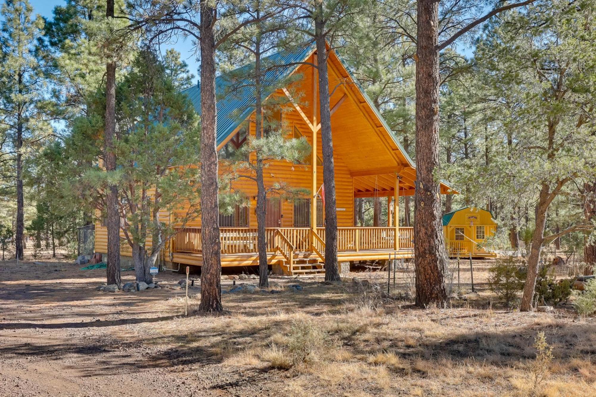Dog-Friendly Nutrioso Cabin With Wraparound Porch! Exterior photo