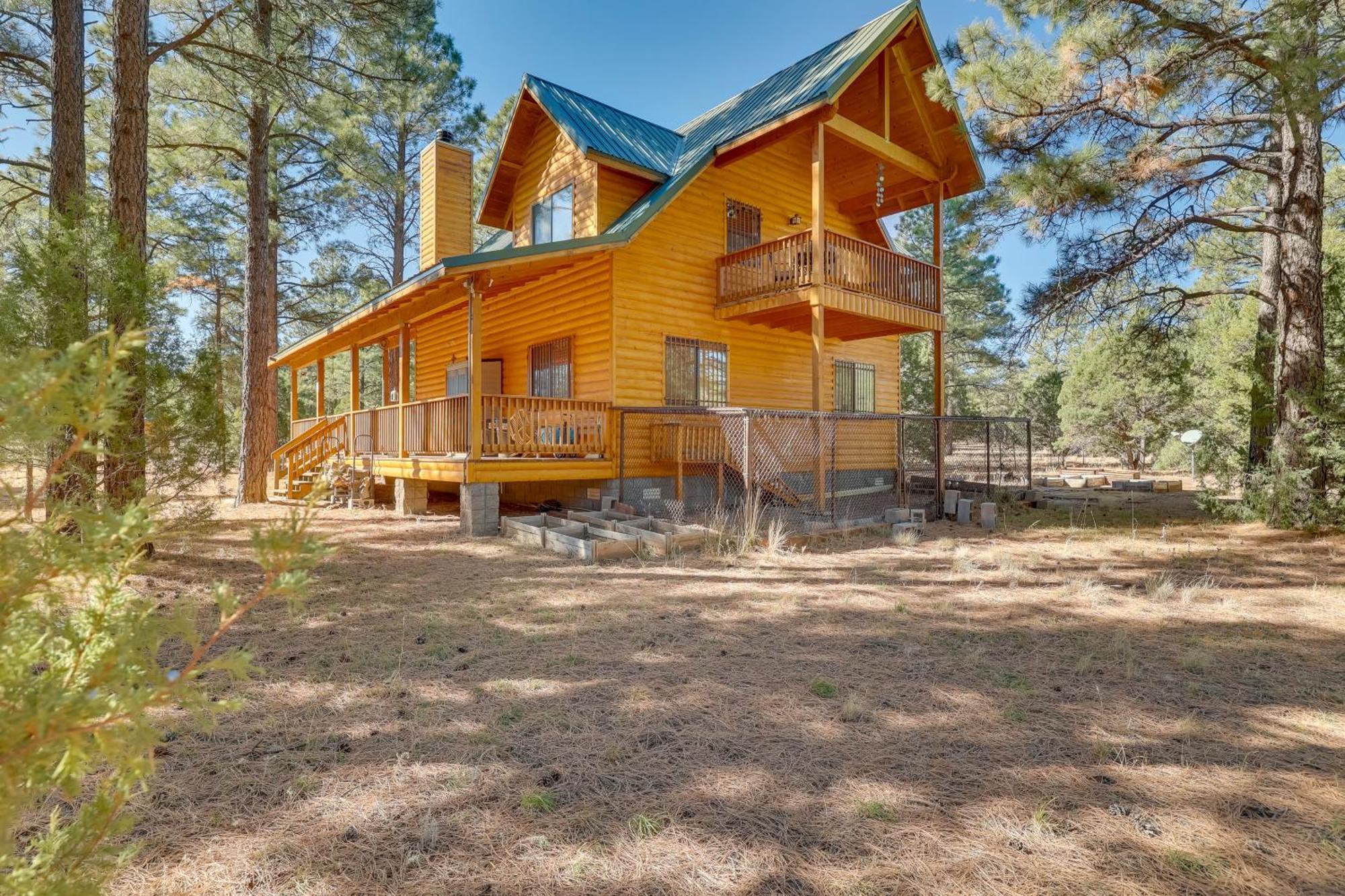 Dog-Friendly Nutrioso Cabin With Wraparound Porch! Exterior photo
