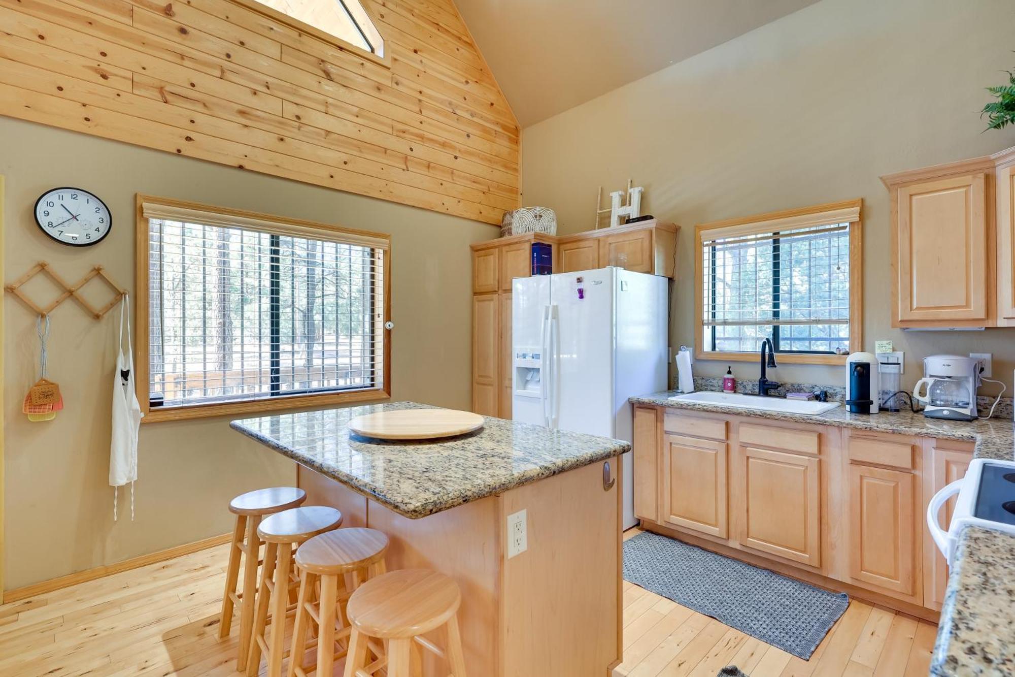 Dog-Friendly Nutrioso Cabin With Wraparound Porch! Exterior photo